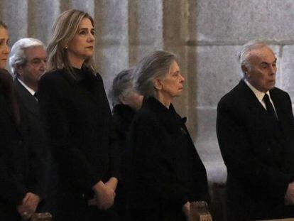 La infanta Cristina (2d), y la Infanta Elena (i), en la primera fila de la bancada de la iglesia durante la misa por don Juan de Borbón en el 25 aniversario de su muerte.