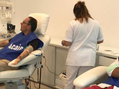 José Luis Pascual, presidente de Acaip, dona sangre junto a otro miembro del sindicato en Valladolid, durante el arranque de la campaña el lunes.