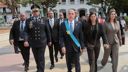 Manuel Rosales llega a un evento en Maracaibo para conmemorar el 214º aniversario de la Declaración de Independencia de Venezuela.