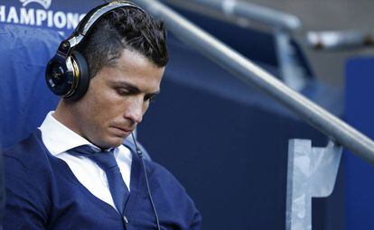 Cristiano Ronaldo en el banquillo del Etihad.