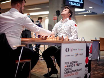 Carlsen, hoy en Varsovia, en el momento de cometer un grave error ante Fedoséiev