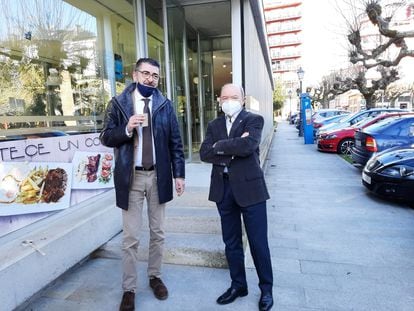 El abogado Evaristo Nogueira y su defendido en la Pokémon, Francisco Fernández Liñares, este miércoles por la mañana antes de entrar al juicio en la Audiencia Provincial de Lugo.