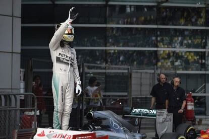 Hamilton celebra la 'pole' en China