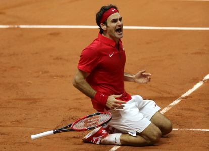 Roger Federer celebra su victoria tras derrotar al francés Richard Gasquet, en la final de la Copa Davis celebrada en 2004.