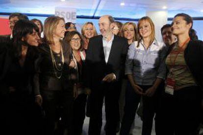 Rubalcaba rodeado de las cabezas de lista del PSOE.