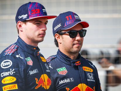 Los pilotos de Red Bull, Max Verstappen y Checo Pérez, en el circuito de Baréin