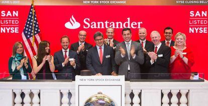 El consejero delegado de Santander, Antonio Álvarez, realiza el toque de campana en Wall Street por el 30 aniversario de cotización del banco.