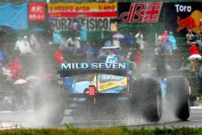 Fernando Alonso conduce su Renault bajo la lluvia en los entrenamientos en Suzuka, en el GP de Japón.