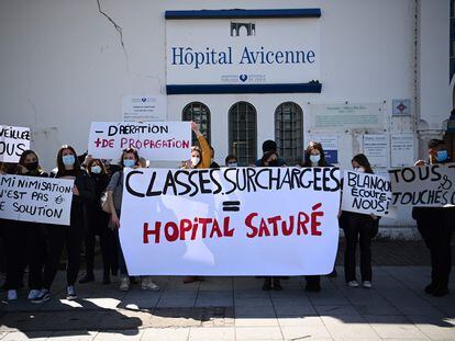 Protesta de estudiantes del instituto de Drancy más afectado por coronavirus ante el hospital Avicena de Seine-Saint-Denis, en Francia.