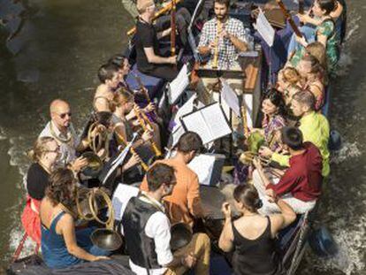 We'n BAND tocando la 'Música acuática' de Haendel por el Viejo Canal de Utrecht.