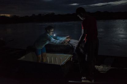 Tras regresar al poblado sin capturas, dos pescadores guardan el hielo para otra ocasión. Los peces han desaparecido de Cuninico tras el vertido y los pocos que quedan están contaminados.