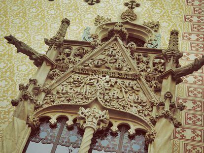 Detalle de la fachada de la Casa Amatller, situada en el número 41 del Passeig de Gràcia de Barcelona, en cuya rehabilitación se ha recreado cada detalle del edificio original gracias a la pasión por la fotografía de Antoni Amatller, quien captó imágenes de cada rincón.