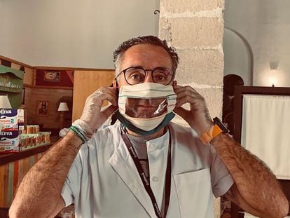 Tomás Sampalo, voluntario de Jeréz se prueba una mascarilla para personas sordas.