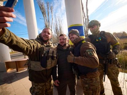 Soldados ucranios se sacan un 'selfie' con el presidente de su país, Volodímir Zelenski el pasado 14 de noviembre en Jersón.