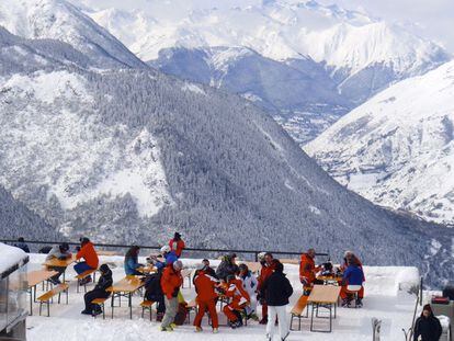 Varios esquiadores se relajan en una terraza en Baqueira Beret.