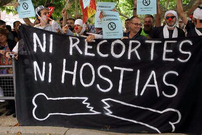 Empleados públicos de la Generalitat, manifestándose ayer en la entrada del Parlament.