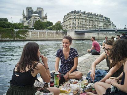 Pícnic junto al Sena en el Quai d’Orléans (el fin de semana pasado), en la isla de Saint-Louis de París, con la catedral de Notre Dame al fondo.