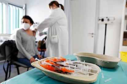 Vacunación en un centro de salud de Aragón.