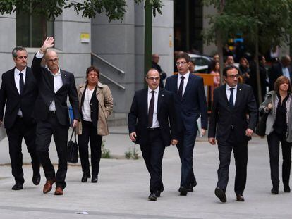 Joaquim Forn y Dolors Bassa, primero y tercera por la izquierda, junto a otros procesados por el 'procés', a su llegada al Tribunal Supremo.