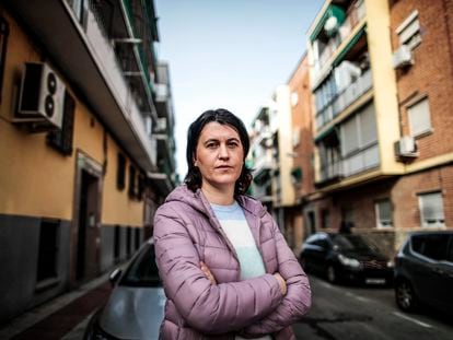 Yolanda Florín posa junto a su piso en Villaverde (Madrid), cuya inquilina no paga desde 2019 y a la que no pueden desalojar.
