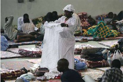 Un grupo de refugiados subsaharianos instalados en un polideportivo de Oujda, a la espera de ser repatriados.