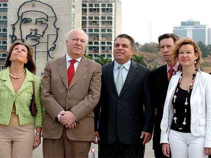 Trinidad Jiménez, secretaria de Estado; Miguel Ángel Moratinos; Felipe Pérez Roque, ministro de Exteriores cubano; Carlos Alonso Zaldívar, embajador en Cuba; y Leire Pajín, secretaria de Estado, en la plaza de la Revolución.