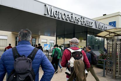 Varios trabajadores entran este martes en la fábrica de Mercedes en Vitoria.