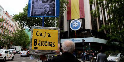 Un manifestante frente a la sede del Partido Popular en la calle Génova, en Madrid. 