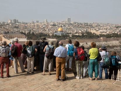 Un grupo de turistas, el lunes en el Monte de los Olivos de Jerusalén.