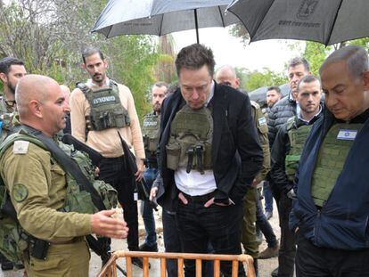 Elon Musk (centro) y Benjamín Netanyahu (derecha), este lunes en Kfar Aza.