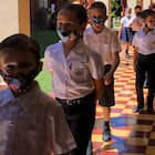 Unos escolares hacen fila en su escuela, en Costa Rica.