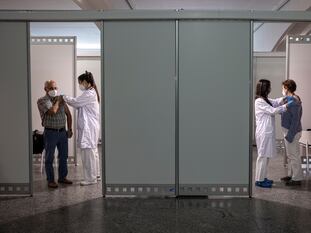 Dos personas de entre 66 y 69 años reciben la segunda dosis de la vacuna contra la covid-19 de Pfizer, esta semana edn el centro de vacunación masiva instalada en la Ciudad de las Artes y las Ciencias de Valencia.