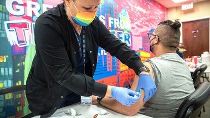 Una enfermera administra la vacuna contra la mpox a un hombre en la ciudad estadounidense de Orlando.