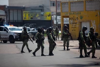 Agentes municipales, de la Guardia Nacional y el Ejército Nacional durante un operativo en Guanajuato.
