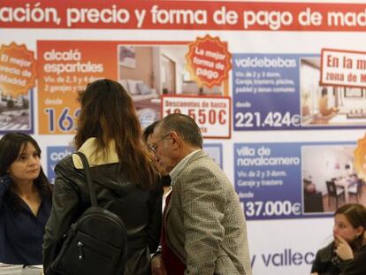 Varias personas en un sal&oacute;n inmobiliario. EFE/Archivo