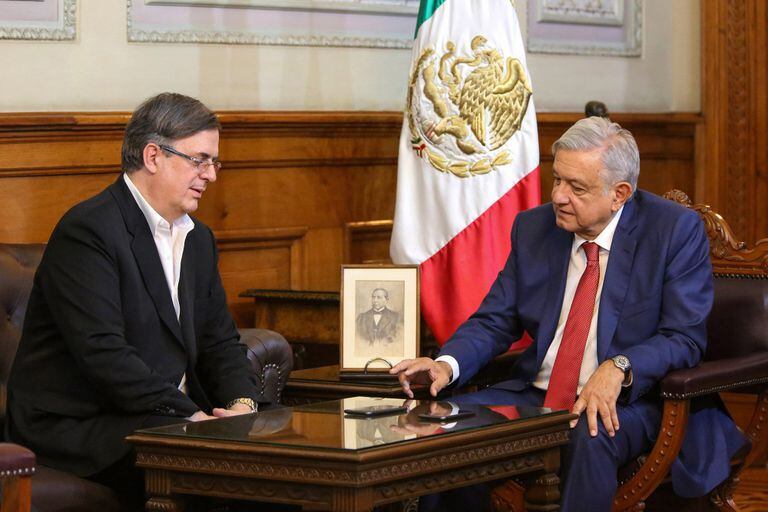López Obrador y Ebrard, durante una llamada con Trump el 17 de abril.