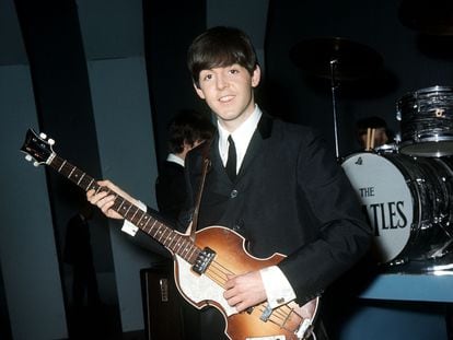 Paul McCartney junto a la guitarra perdida durante un ensayo en Liverpool, en 1963.