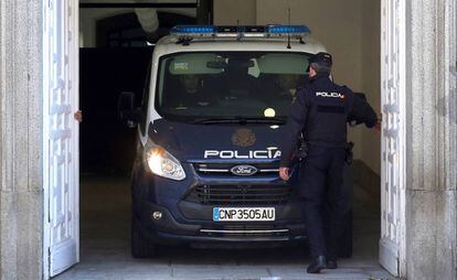 Traslado de un detenido en un furgón policial.