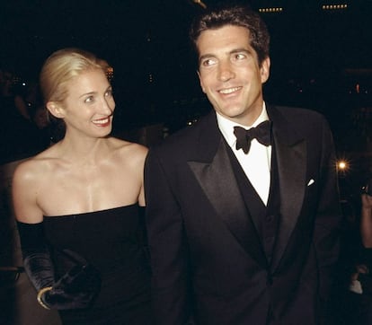 John F. Kennedy Jr. con su mujer Carolyn Bessette en una gala celebrada en Nueva York en 1998.