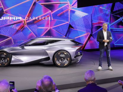 El consejero delegado de Seat y Cupra, Wayne Griffiths, junto al concept Cupra Dark Rebel en Alemania en 2023.