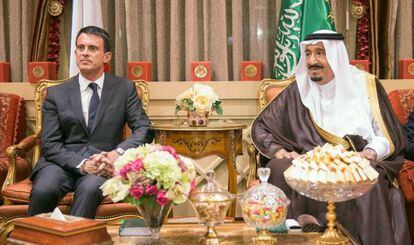 El primer ministro Valls junto al rey Salm&aacute;n de Arabia Saud&iacute;, este martes en Riad.