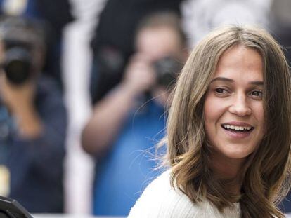 La actriz Alicia Vikander llega al Festival de San Sebastián 2017.