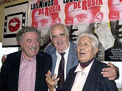 Jaime Camino (izquierda), junto a los dos protagonistas de su película <i>Los niños de Rusia</i>, Marino Polo y Araceli Sánchez, en Valladolid.