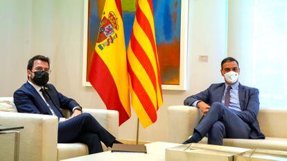 El presidente del Gobierno, Pedro Sánchez, y el de la Generalitat, Pere Aragonès, en el palacio de La Moncloa.
