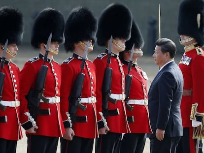 El presidente Xi Jinping saluda a una guardia de honor este martes en Londres.