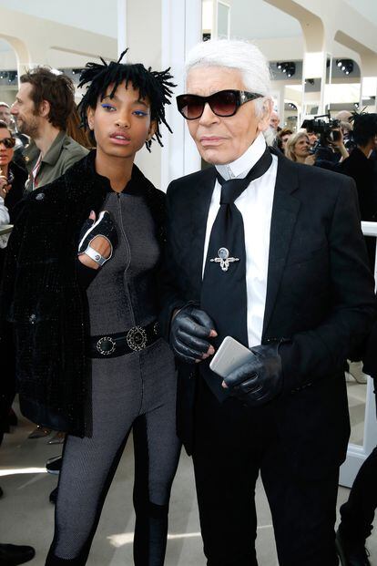 Willow Smith (15 años), embajadora de Chanel, junto a Karl Lagerfeld.