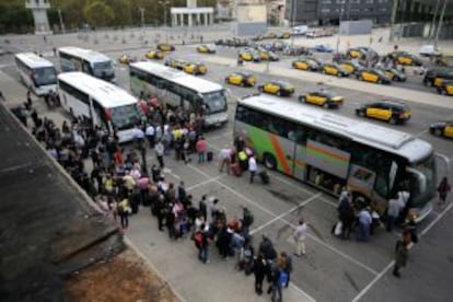 Colas para coger los autobuses hacia Tarragona.