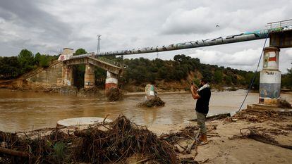 Una persona hace fotos de un acueducto dañado en el municipio de Aldea del Fresno (Madrid).