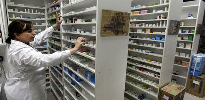 Una empleada en el interior de una farmacia de Valencia.