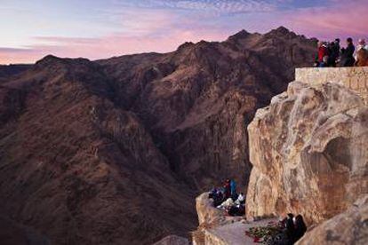 Amanecer en la cima del monte Sinaí, en Egipto.
